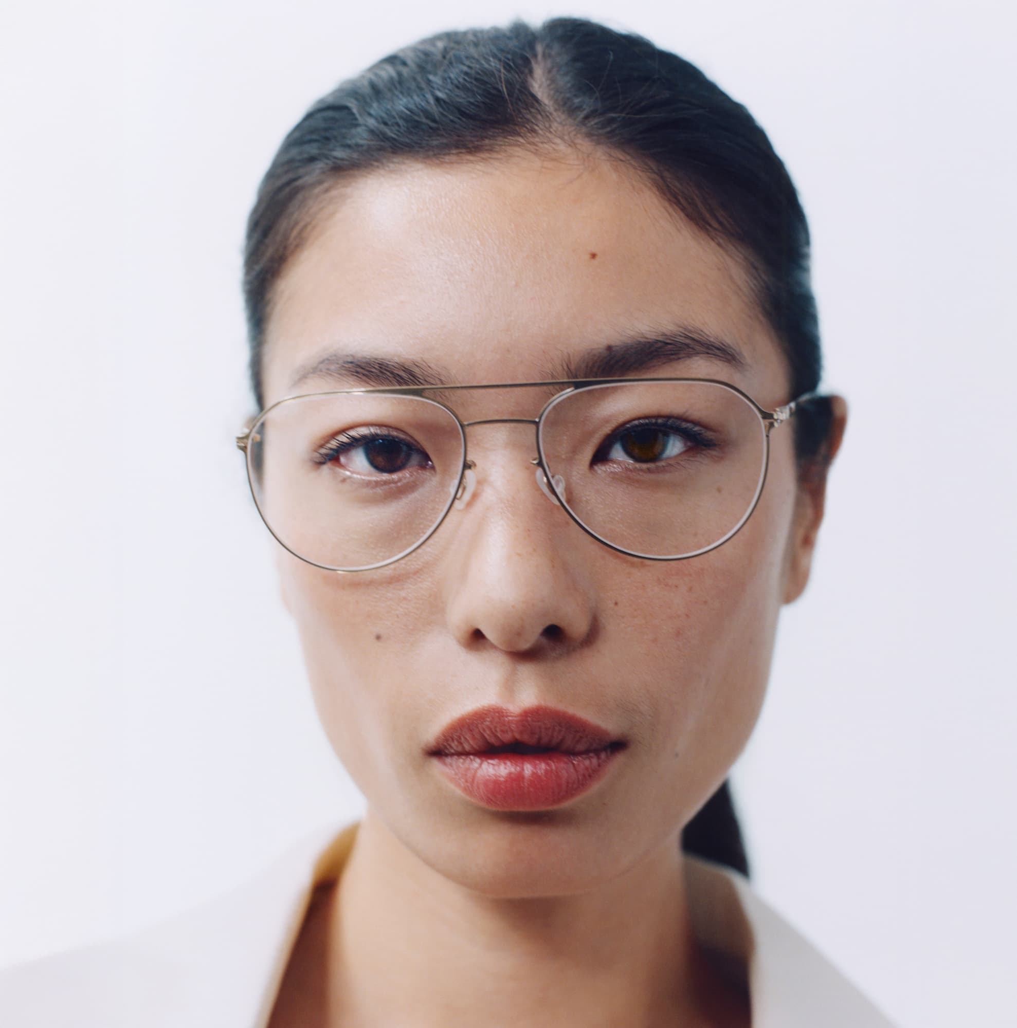 MYKITA kampanjski portret sa tankim metalnim naočarima