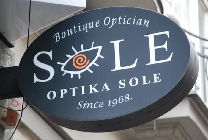 Znak Optike Sole iznad ulaza u radnju